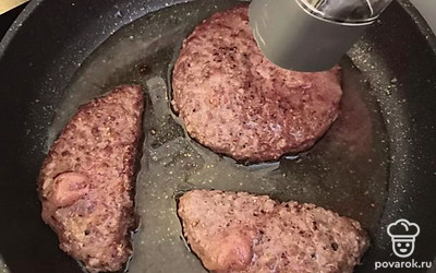 Поперчите готовые котлеты.