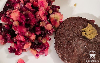 Подавайте с овощным гарниром, например, винегретом.