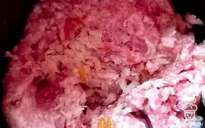 Лук почистить, натереть на тёрке, добавить в фарш. Вбить яйцо, соль, специи. Хорошо все перемешать.