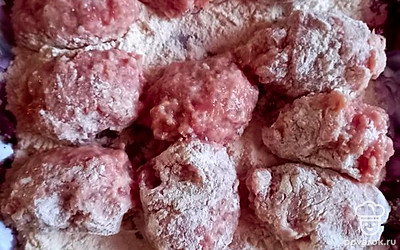 Мокрыми руками сформировать котлетки, обвалять их в муке.
