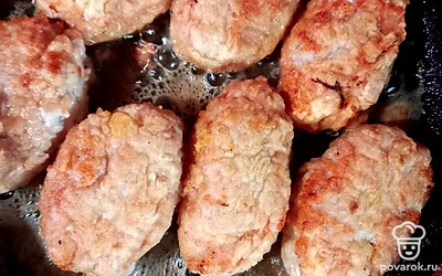 Выложить на разогретую сковородку с маслом и обжарить с двух сторон по 5 минут.