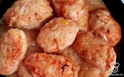 Добавить 0,5 стакана воды в сковородку и томить 5 минут. 