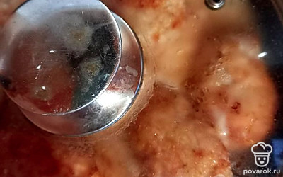 Закрыть крышкой и тушить на медленном огне 7 минут. Котлеты готовы.