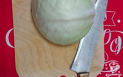 Капусту помоем снимем ненужные листья.