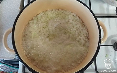 В кипящую воду кладем капусту. После закипания варим пять минут.