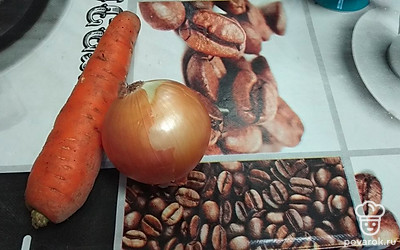 Подготовим морковку и лук. 