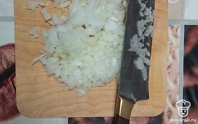 Лук чистим и режем мелким кубиком.