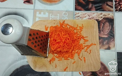 Морковь чистим и трём на тёрке.