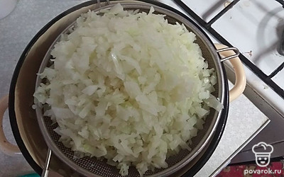 Перекладываем капусту в дуршлаг.