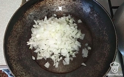 На плиту ставим сковороду, вливаем масло и выкладываем обжариваться лук.