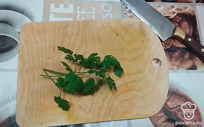 Подготовим веточку петрушки. Помоем. 