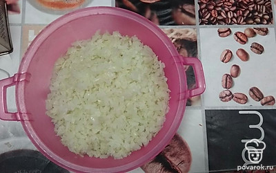 Капусту отжимаем и выкладываем в чашу для замешивания.