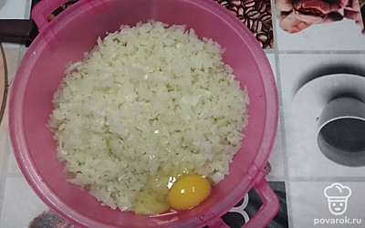 Добавляем яйцо.