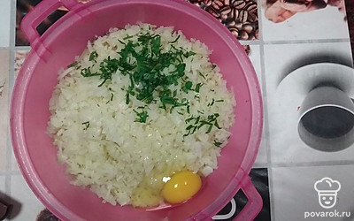 Кладём мелко нарубленную зелень.