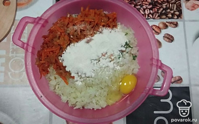 Добавляем поджарку из овощей. Две ложки манной крупы и одну ложку муки.