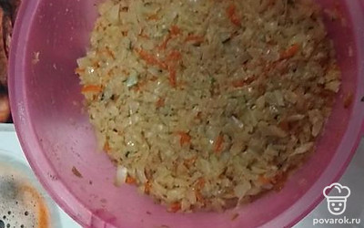 Начинаем хорошо вымешивать фарш.