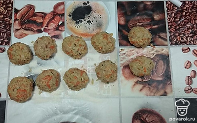 Смоченными руками формируем небольшие котлетки, прижимаем плотно руками, чтобы при жарке они не разваливались.