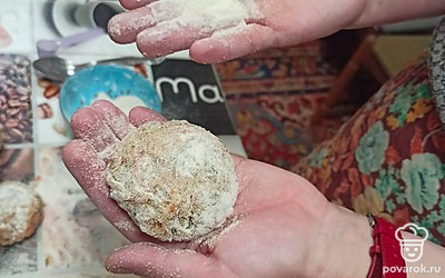 Панируем котлетки в манной крупе.