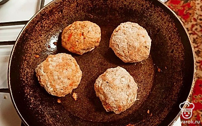 Жарим котлеты на разогретой сковороде на растительном масле с каждой стороны по 3-4 минуты. 