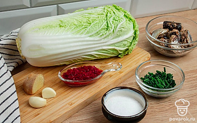 Приготовьте необходимые ингредиенты. Капусту помойте и обсушите. Чеснок и имбирь почистите. Зеленый лук помойте.