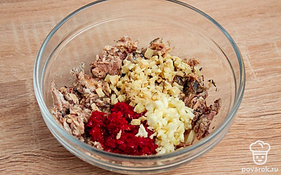 Сайру разомните вилкой. Имбирь измельчите блендером. Добавьте перец и хорошо все перемешайте.