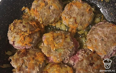 Обжарить с одной стороны и перевернуть. 