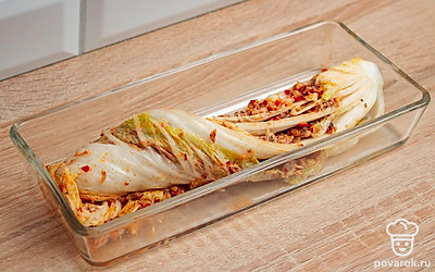 В просоленной капусте промойте каждый листок. Обсушите и проложите начинкой между каждым листком.