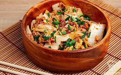 Поставьте блюдо в холодильник на 1-2 часа. Так она будет более сочным. Затем капуст разрежьте на небольшие кусочки и подавайте к столу.