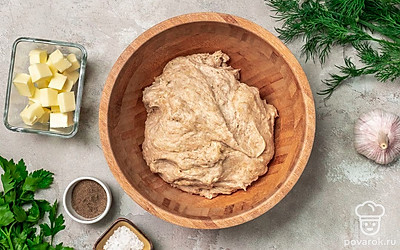 Замесите тесто. В глубокую миску вылейте теплое молоко, добавьте дрожжи, соль, черный перец и смесь двух видов муки, перемешайте. Добавьте подсолнечное масло и замесите тесто. Оставьте тесто подниматься в теплом месте на 60-90 минут. Когда оно увеличится в два раза, обомните его и оставьте еще на 60 минут.