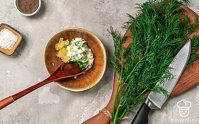 Сделайте начинку. Выложите в миску размягченное сливочное масло, добавьте чеснок и измельченную зелень. Перемешайте. Стол присыпьте мукой и выложите на него тесто, затем разделите его на 4 части, каждую часть раскатайте в лепешку. Начинку разделите на 4 части. Каждую лепешку намажьте начинкой и сверните в рулет. Затем закройте края