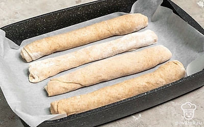 Испеките багеты. На противень, застеленный пергаментом, выложите багеты, сделайте на каждом багете по два поперечных надреза под углом 45 градусов, накройте полотенцем и поставьте для расстойки на 30-40 минут. После расстойки испеките хлеб в разогретой до 200 градусов духовке в течение 40 минут.