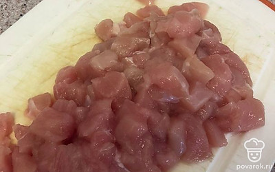 Грудку промойте под проточной водой и нарежьте небольшими кубиками.