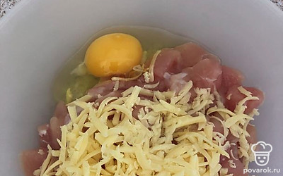 Добавьте яйцо. Добавьте любимые специи, соль по вкусу.