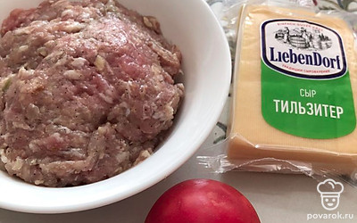 Готовим фарш, сыр, моем помидор.