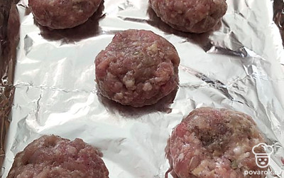 Из фарша лепим биточки или круглые котлеты. У меня получилось 5 штук. Отправляем в духовку на 25 минут.