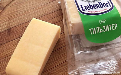 Сыр натираем на крупной терке.