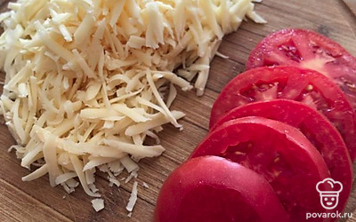 Режем помидор кольцами.