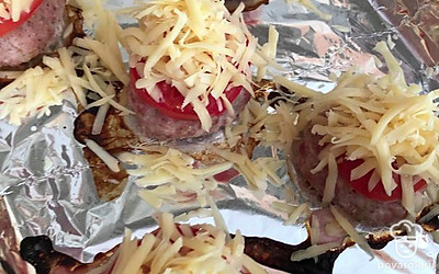 Затем выкладываем аккуратно сверху сыр и ставим снова в духовой шкаф. Выключаем духовку и даем сыру расплавиться в оставшемся жаре.