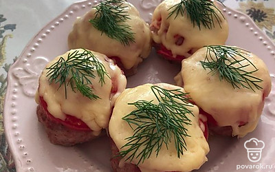 Готовые биточки выкладываем на тарелку и украшаем зеленью.