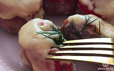 Биточки получаются очень сочными. Если делать их большим обьемом, то под сыр можно добавлять и перец, и маслины, кто что любит.