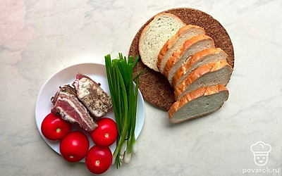 Помидоры тщательно помойте, удалите плодоножку, подсушите на бумажном полотенце. Разогрейте на огне сухую сковороду.