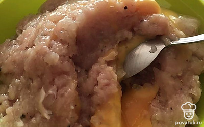 Добавляем в фарш яйцо, перемешиваем и отправляем в холодильник. А пока займемся грибами.