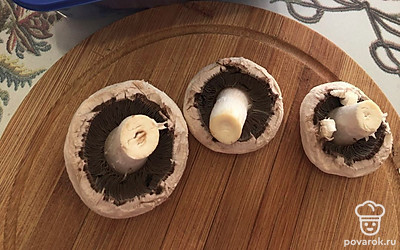 Я всегда снимаю с шампиньонов шкурку и тем самым очищаю их.