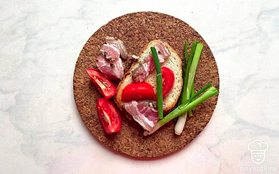 Подавайте бутерброды с салом на общей тарелке или на декоративной разделочной доске. Украсьте любой зеленью, можете выложить бутерброды на листья салата.