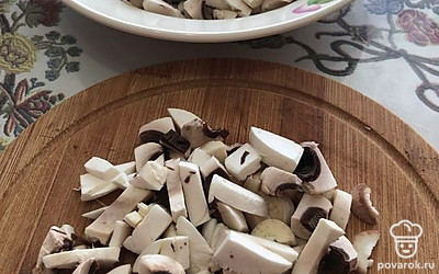 Нарезаем грибы мелкими кусочками.