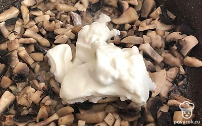 Обжариваем на сковороде. Когда с грибочков выпарится жидкость, добавим сметану.