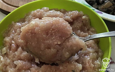 Достаем фарш. Ложкой дробим на порции.