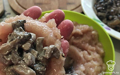 Укладываем на ладонь, приминаем и кладем в ямку половину ложки грибов. Сверху добавляем еще ложку фарша. Формируем крупные котлеты.