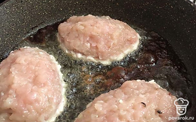 Отправляем их на раскаленное масло обжариваться.