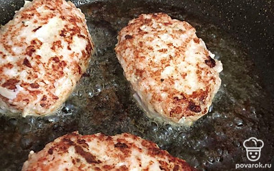 Когда переворачиваем, нужно уменьшить огонь и накрыть крышкой. Так котлеты хорошо пропекутся внутри и будут сочнее.